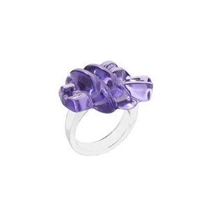 Detail eines lila Y2K-Harzrings mit transparentem geometrischem Band und Glanzfinish