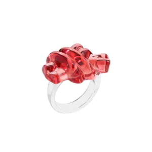 Detailansicht eines roten, transparenten Harzknotenrings im geometrischen Y2K-Stil
