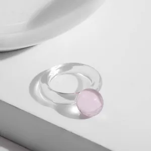 Nahaufnahme eines transparenten Harzrings im Y2K-Stil mit einer niedlichen rosa Kugel.