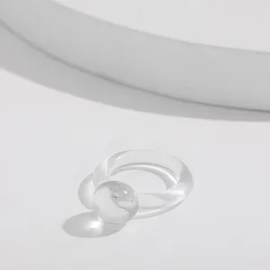 Detailansicht eines klaren Harzrings mit kugelförmigem Perlendetail im Y2K-Stil
