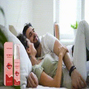Emballage de gel NORTH MOON Intimate Essence avec un couple dans le lit lifestyle