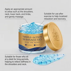 Detailansicht der blauen Dreifach-Massagegel-Textur mit Kühlperlen in einem Goldglas