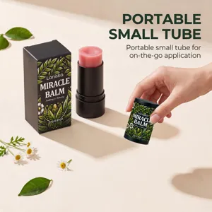 Κοντινό πλάνο του Laniska Miracle Balm stick και συσκευασίας με άνθη χαμομηλιού