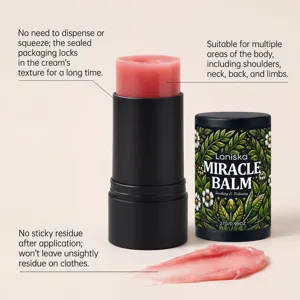 Λεπτομερής προβολή του Laniska Miracle Balm στικ με ροζ υφή και τη συσκευασία του.