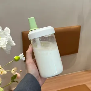 Bicchiere portatile grande con cannuccia, beccuccio verde e coperchio bianco per succhi