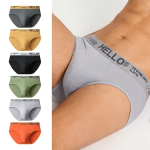 Herren Slip Detailaufnahme mit Bundlogo und sehr bequemem atmungsaktivem Stoffgewebe.
