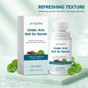 Detalle del frasco de suero roll-on para axilas y embalaje sobre fondo de agua