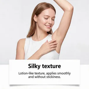 Detalle de la esencia roll-on para axilas que muestra una textura de loción sedosa en la piel