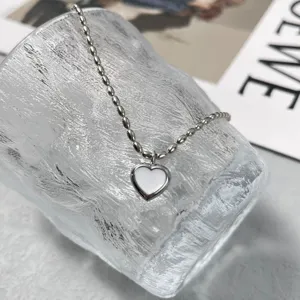 Elegante silberfarbene Halskette mit Herzanhänger und weißer Einlage an einer Kugelkette