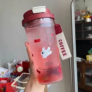 Tragbarer rosa Strohhalmbecher mit großem Fassungsvermögen und Kirschmotiven