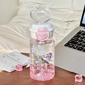 Detailansicht einer klaren Trinkflasche mit Sternenmuster und rosa Strohhalmdeckel