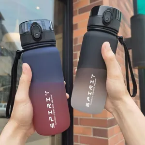 Detailansicht großer Sport-Wasserflaschen mit Farbverlauf und matter Oberflächendesign.