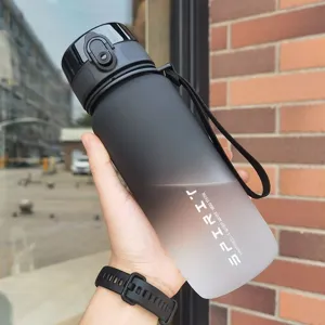 Nahaufnahme einer mattierten schwarz-weiß verlaufenden Sportflasche mit SPIRIT-Logo.