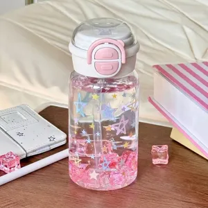 Nahaufnahme einer klaren Plastik-Strohhalm-Wasserflasche mit Sternenmuster und rosa Eiswürfeln