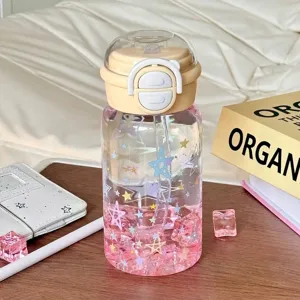 Detailansicht der transparenten Plastik-Strohhalm-Wasserflasche mit buntem Sternenmuster-Design.