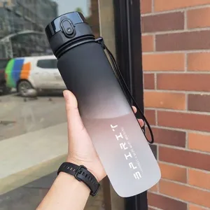 Detail der 1000ml mattierten Gradienten-Sportwasserflasche mit schwarzer Schlaufe