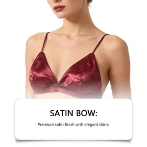 Gedetailleerd overzicht van de bordeauxrode satijnen bralette met fijne bandjes en cups.