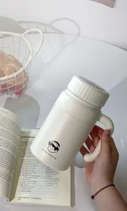 Grande tasse isotherme en acier inoxydable 316 avec poignée pratique et design moderne élégant.
