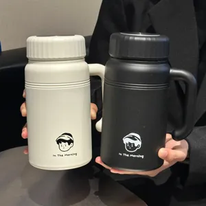 Gros plan de mugs isothermes en acier inoxydable 316 blanc et noir avec poignées et couvercles