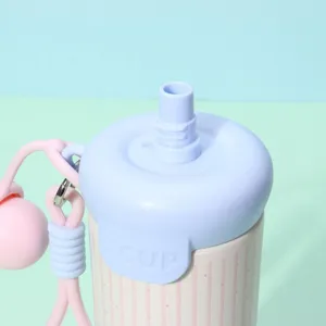 Nahaufnahme eines violetten Strohhalmdeckels und einer rosa Trageschnur am Thermos