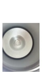 Vue détaillée de l'intérieur de la tasse thermos en acier inoxydable, matériau 316 robuste.