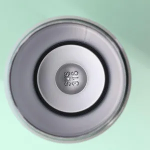 Nahaufnahme des SUS 316 Edelstahl-Innenraums einer Thermosflasche mit Metalltextur