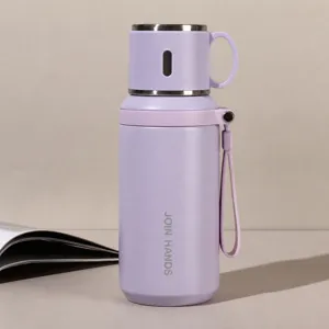 Bouteille d'eau isotherme en acier inoxydable avec couvercle tasse et sangle violet.