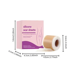 Vista detallada del rollo de láminas de silicona para cicatrices y caja rosa con dimensiones.