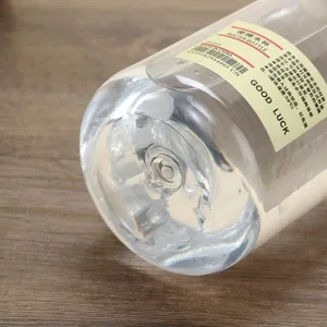Bouteille d'eau en plastique transparente minimaliste avec couvercle portable quotidien.