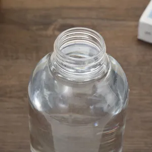 Gros plan detaille du col filete et de l'ouverture de la bouteille d'eau en plastique.