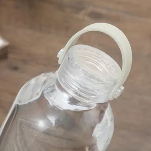 Détail du couvercle de bouteille d'eau en plastique transparent avec sangle en silicone
