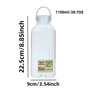Détail de la bouteille d'eau en plastique transparent avec poignée et dimensions.