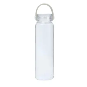 Détail de gourde en plastique transparent, poignée en silicone portable, minimaliste.