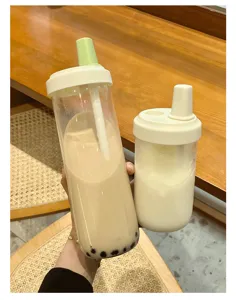 Vue détaillée de deux gobelets minimalistes en plastique pour thé au lait et jus frais