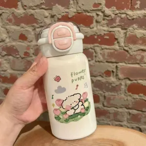 Vista dettagliata della borraccia termica bianca per bambini con stampa di orso e fiori