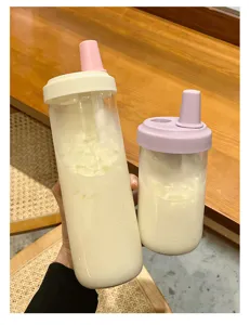 Vue macro détaillée montrant deux bouteilles d'eau à paille portables en rose et en violette