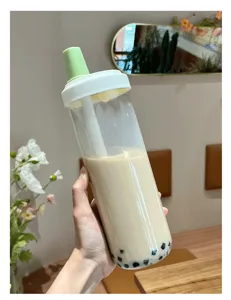 Vue détaillée d'un gobelet en plastique à paille de grande capacité avec boba tea