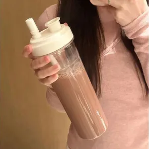 Bicchiere trasparente con cannuccia per bubble tea, stile minimalista portatile
