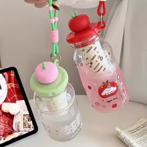 Vista dettagliata delle borracce in plastica da 600ml con tappi a forma di mela