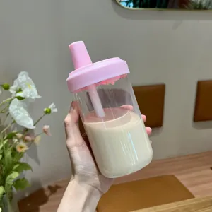 Gobelet à paille minimaliste avec couvercle rose et corps transparent au café
