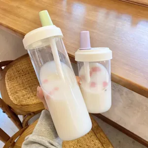 Nahaufnahme minimalistischer transparenter Plastikbecher mit bunten Trinkhalmkappen
