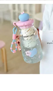 Bottiglia d'acqua in plastica con design a mela, infusore e cordino da trasporto.