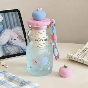 Vista dettagliata di una simpatica borraccia pastello con infusore e cinturino decorato