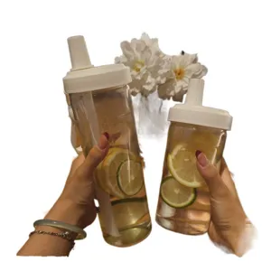 Tazza d'acqua con cannuccia in plastica trasparente grande capacita per bevande fredde.