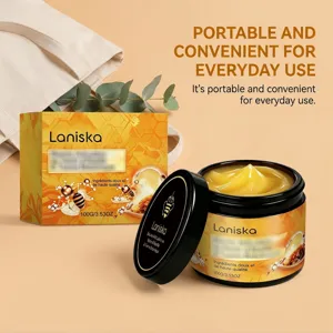 Dettaglio della crema corpo idratante LANISKA con la sua morbida consistenza di balsamo giallo.