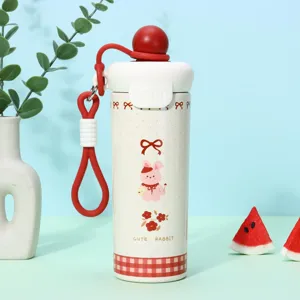 Detail der 316 Edelstahl Thermo-Trinkflasche mit süßem Hasen-Motiv und rotem Ball