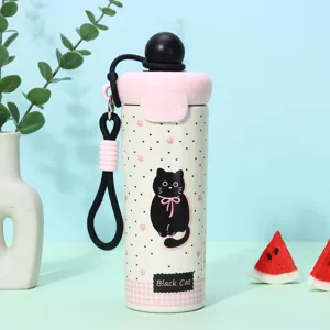 Detailansicht einer 316 Edelstahl Isolierflasche mit niedlichem schwarzen Katzenmotiv