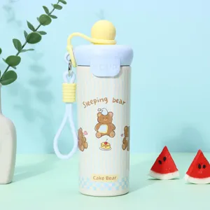 Detailansicht einer gelben isolierten Edelstahlflasche mit Bärenmotiv und blauem Band