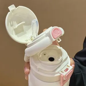 Gros plan sur le couvercle de la bouteille isotherme en inox avec paille et bouton.