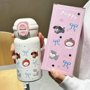 Jolie bouteille d'eau isotherme en acier inoxydable avec paille et boîte chiot mignonne.